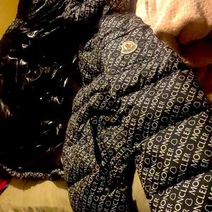 Moncler Coat Size Used - Black and White 
Good Condition 
Real organic